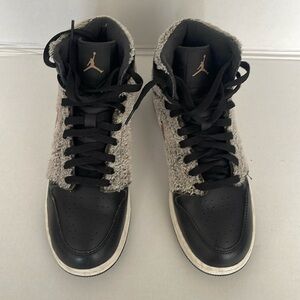 Sku 332148 022 used like new Nike Jordan sneakers